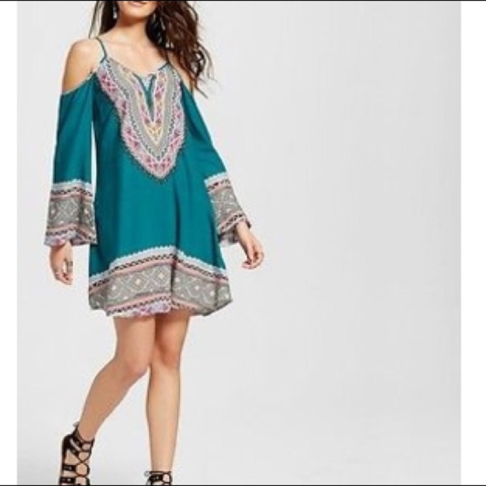 ❌ Cute teal colored dress